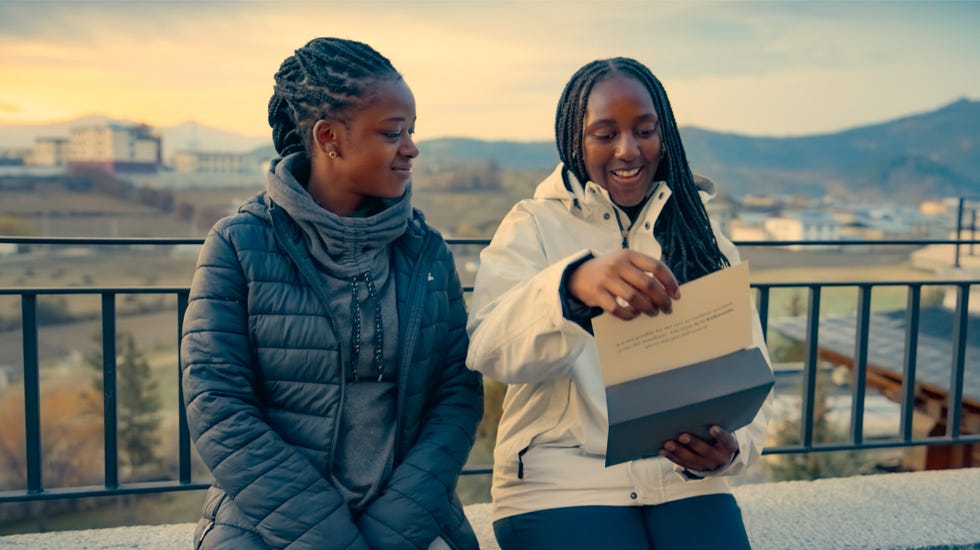 race across the world, elizabeth and letitia opening a letter