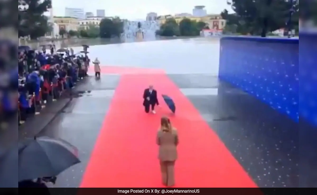 Albanian PM Kneels To Greet Italian PM Giorgia Meloni At EU Summit