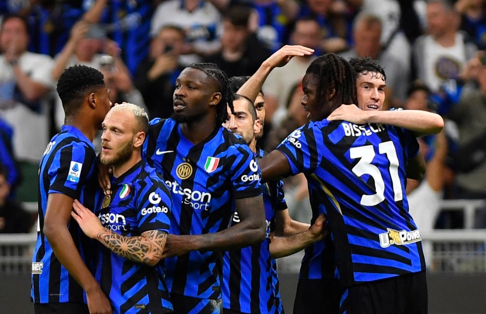 Inter Milan players celebrating a goal.