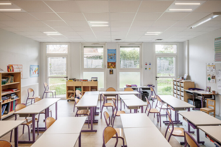 School Group Cap de Bos / BPM Architectes - Interior Photography, Dining room, Table, Chair