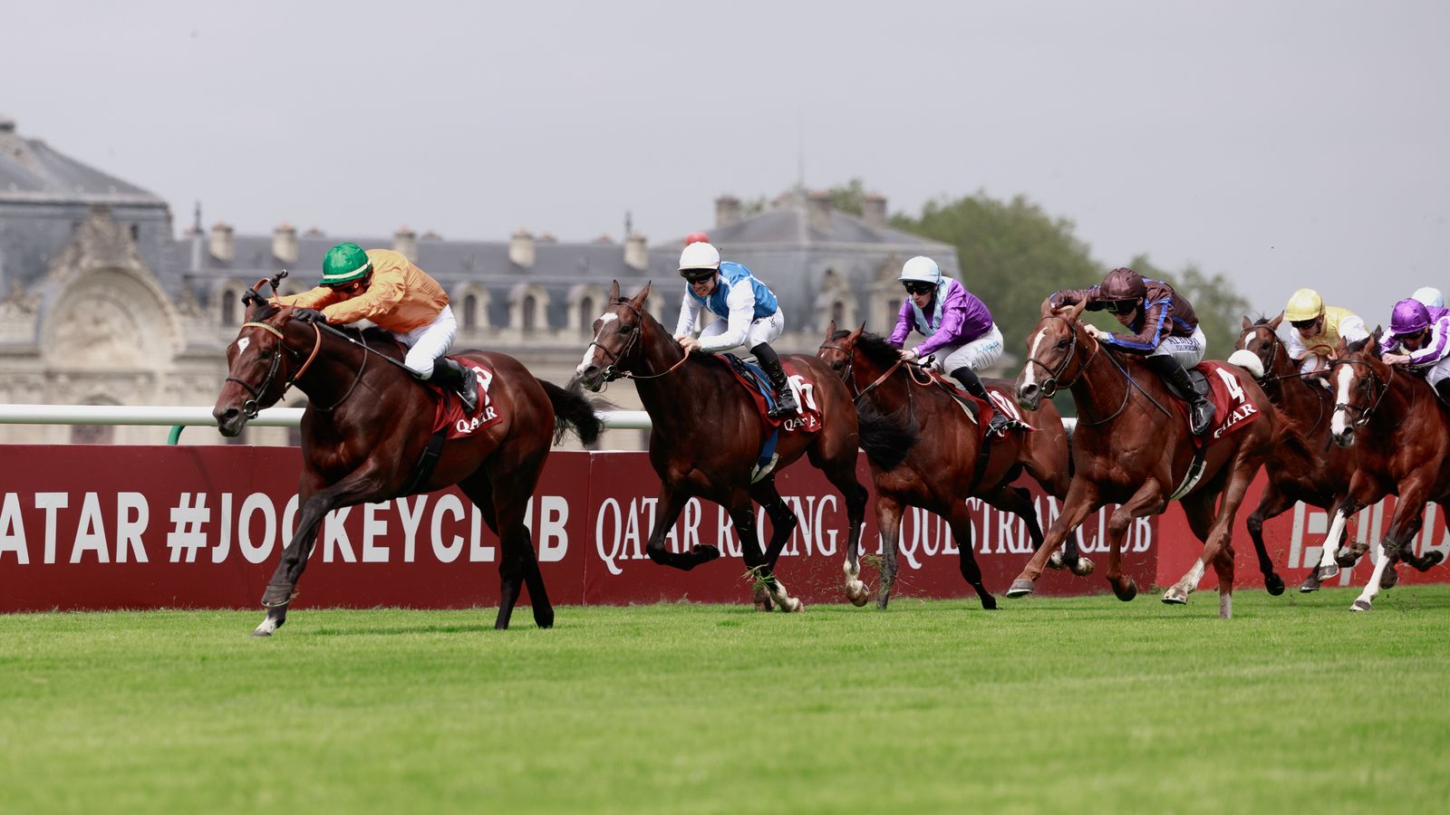 Look de Vega (R. Thomas) won last year's Qatar Prix du Jockey Club Gr.1, in Chantilly, France. (Photo: Zuzanna Lupa)