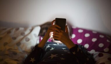 New study finds link between pre-teen use of social media and depression - PBS