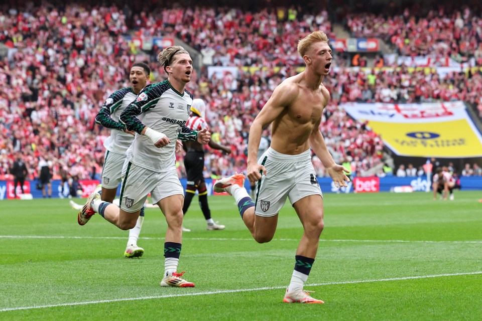 Sunderland beat the Blades 2-1 at Wembley after Tom Watson's stoppage-time winner