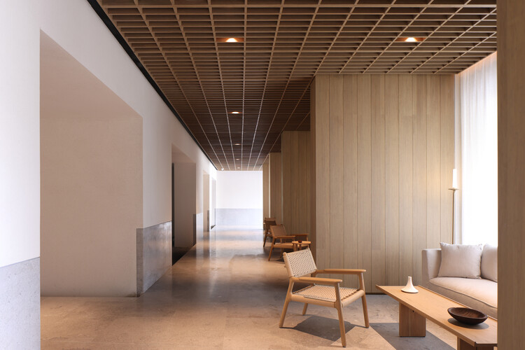 Sunlight Courtyard, Entrance Lobby of Aranya / SHISUO design office - Interior Photography, Wood, Chair