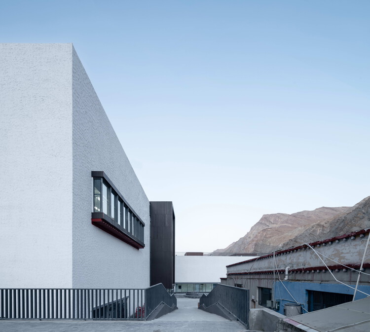 The Multifunctional Art Center of Lhozhag County Middle School / Shenzhen Huahui Design - Exterior Photography