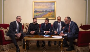 Ukrainian president welcomes Russian overtures but insists on ceasefire before peace talk