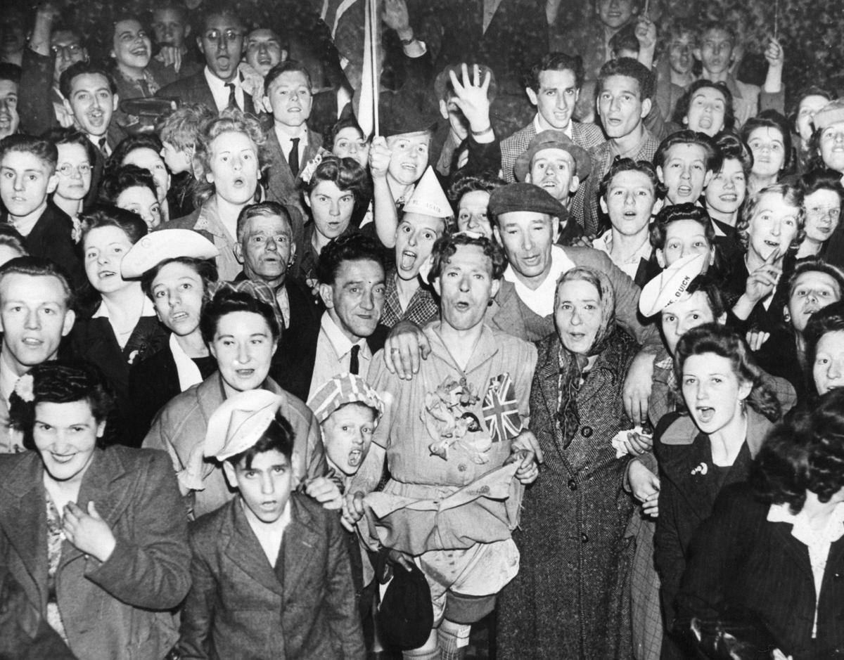 ve day celebrations in manchester piccadilly