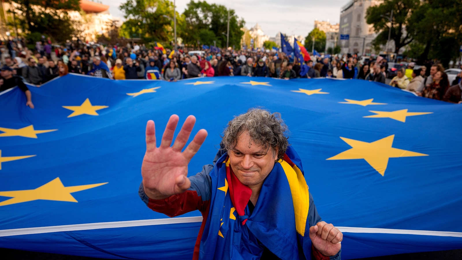 Thousands join a pro-EU rally in Romania’s capital as pivotal presidential runoff looms