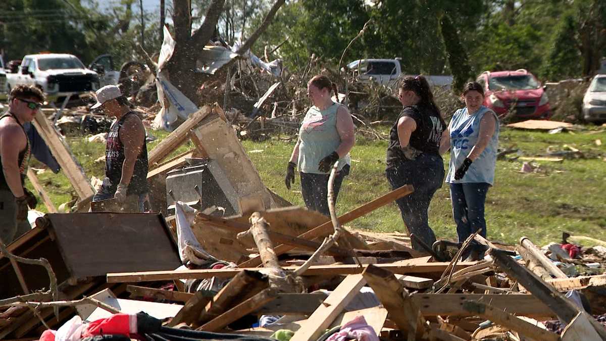 London, Kentucky cleaning up damage while preparing for second round of storms
