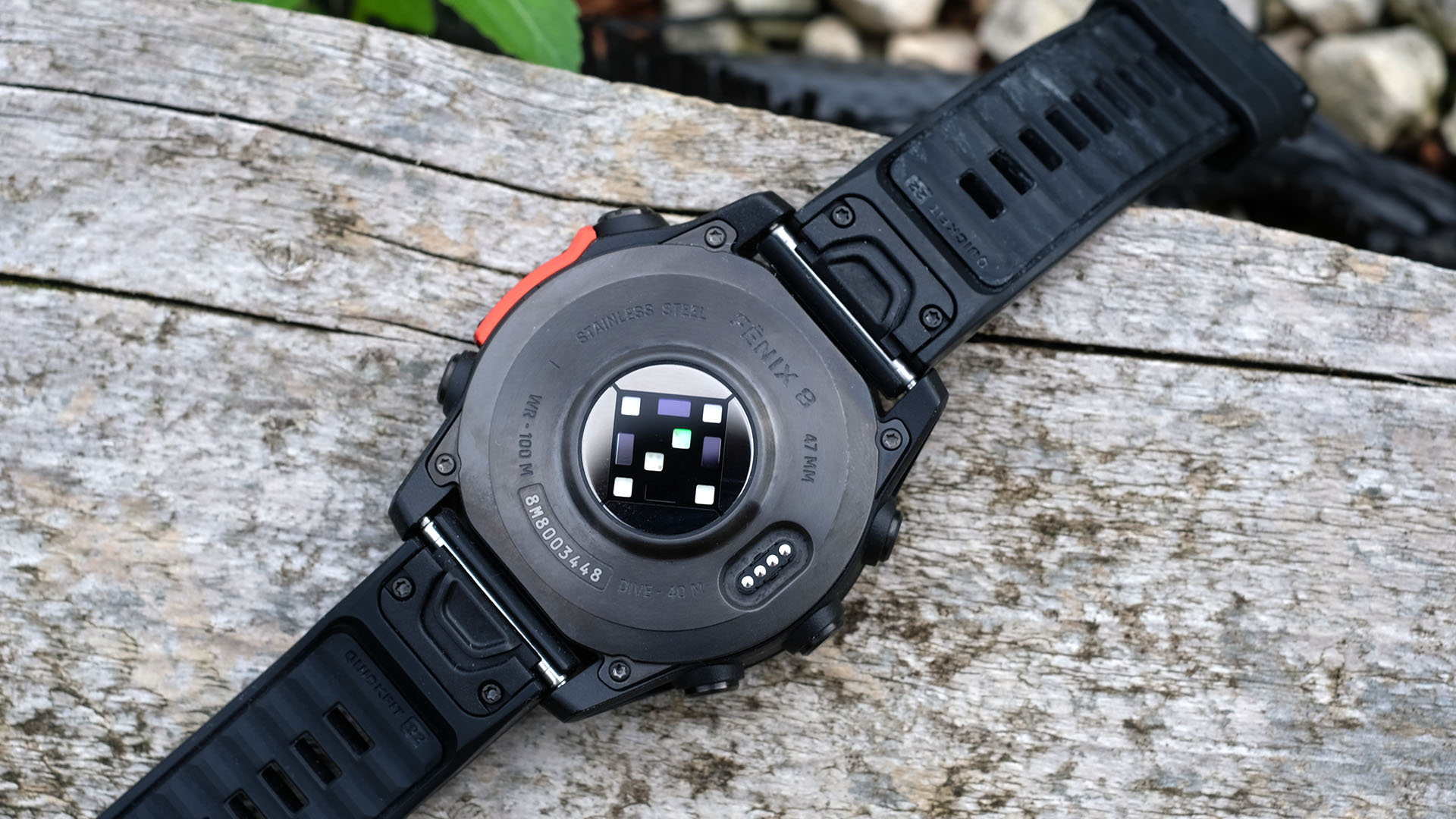 Garmin Fenix 8, a close-up photo of the sensor