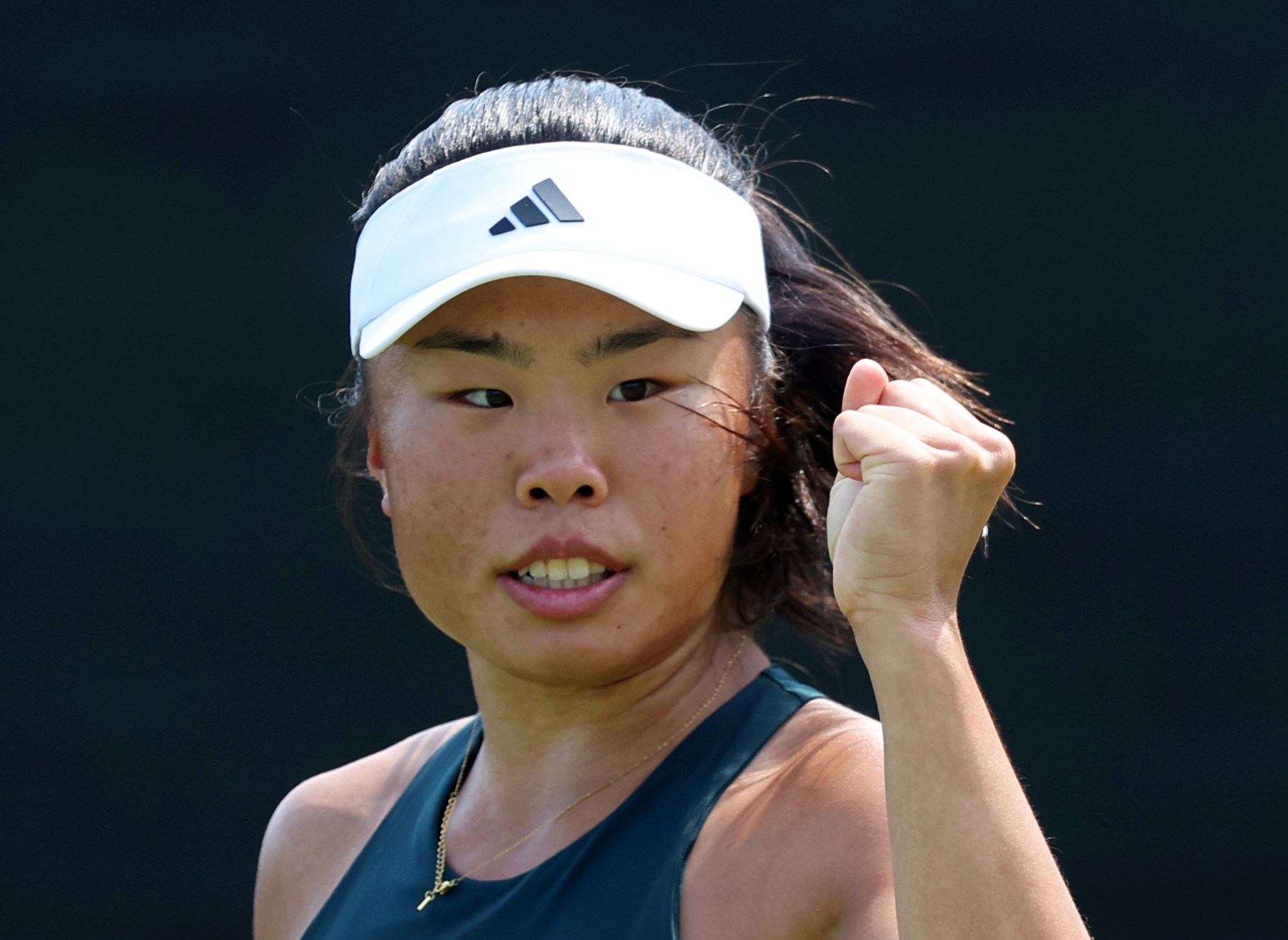 Mimi Xu celebrating a point during a tennis match.