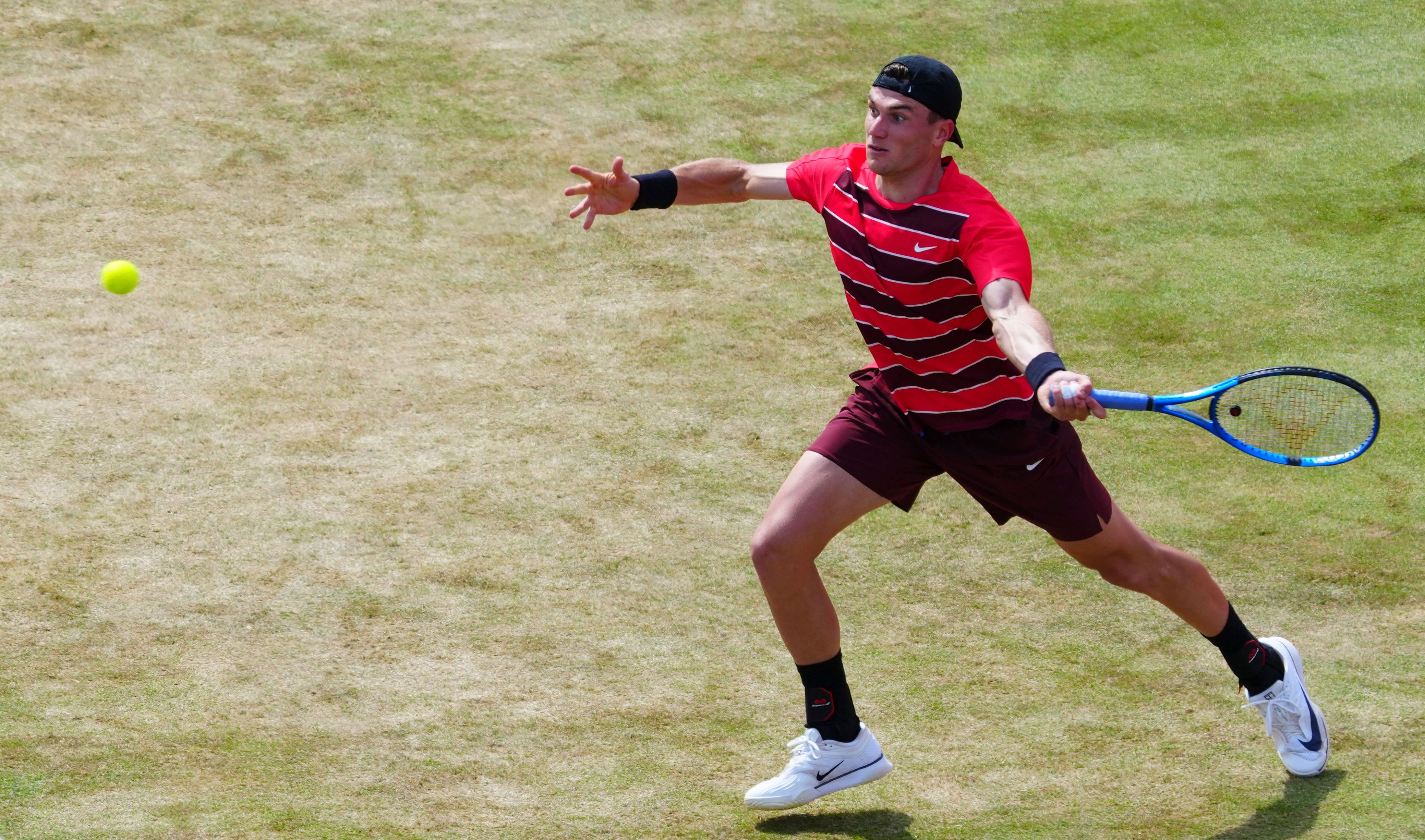 Jack Draper playing tennis at the Queen's Club Championships.