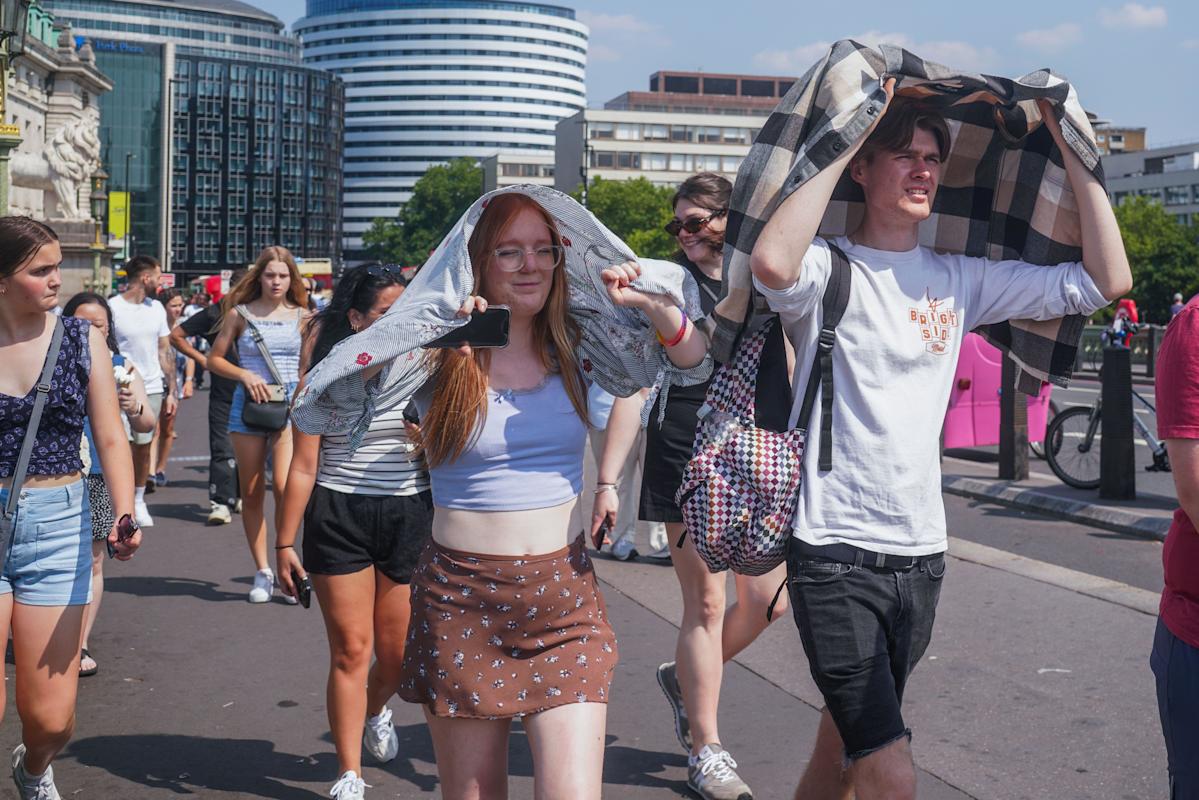 UK weather - live: Heatwave conditions intensify as Met Office forecasts temperatures of 33C