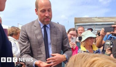 Prince William accepts three-year-old Willow's crisps in Cornwall
