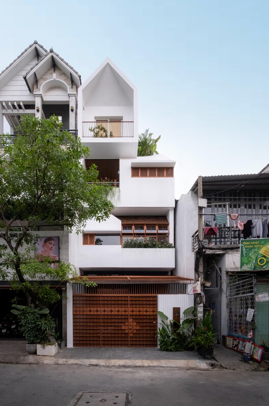 NHÀ QUANH SÂN House / AD+studio - Exterior Photography, Balcony