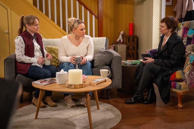 Tracy and Vanessa sit and talk with the police on Emmerdale