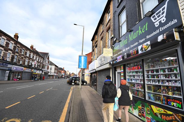 County Road in Walton, L4