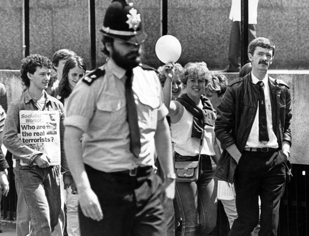 Marches defiant in 1985 in a black and white Western Mail archive image
