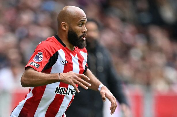 Amorim (in the background) keeps an eye on Mbeumo