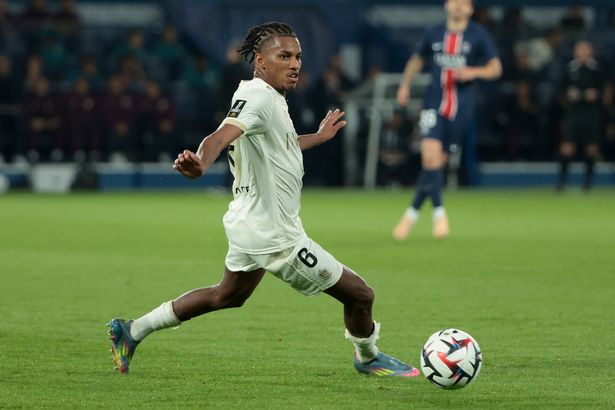Hicham Boudaoui on the ball for Nice against PSG in Ligue 1