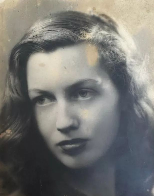 Early glamour photo of Beryl Cook from her days of modelling