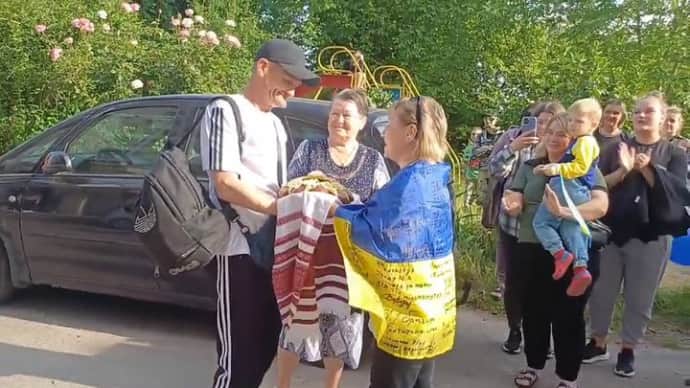 Звільненого з полону Сергія Добровольського зустріли жителі Здолбунова. Скрин з відео у Facebook Здолбунівська міська рада