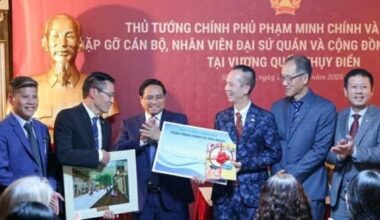 Vietnam Education Publishing House’s books presented to Vietnamese in Sweden, Estonia