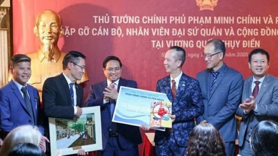 Vietnam Education Publishing House’s books presented to Vietnamese in Sweden, Estonia