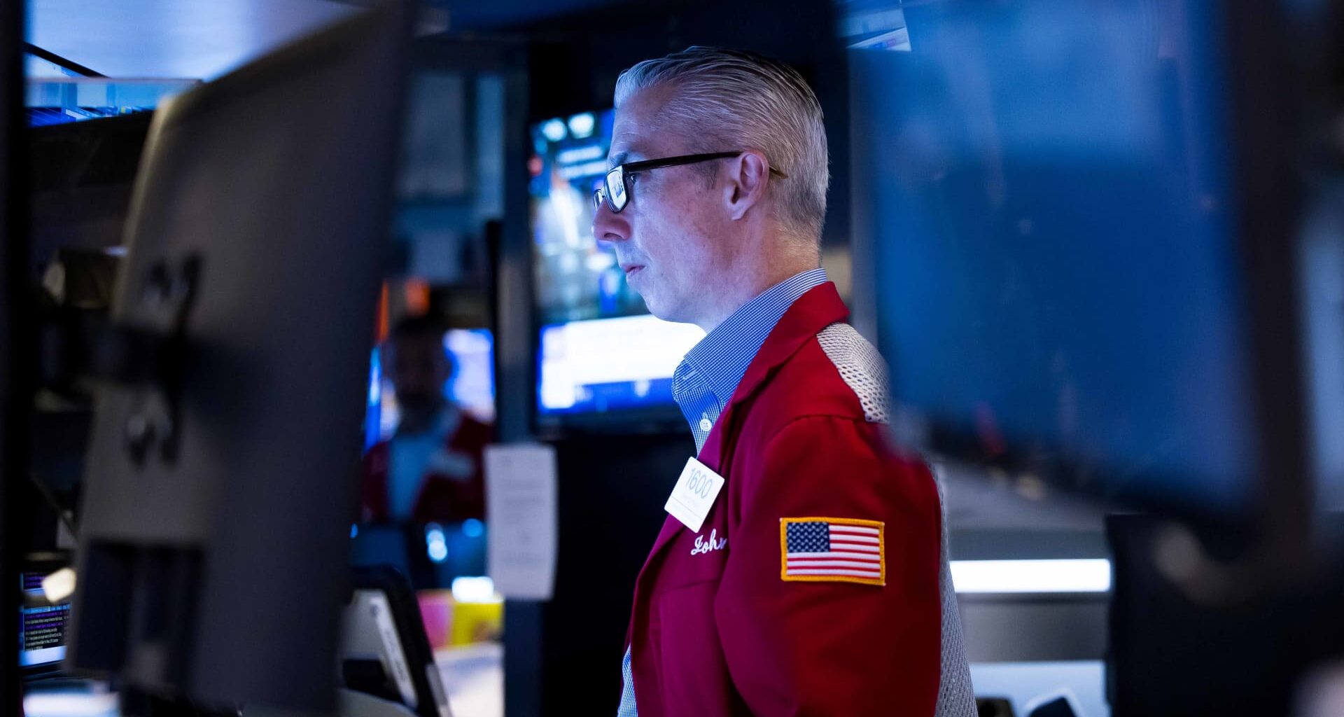 U.S. stocks hit record highs, but the economic outlook is no clearer