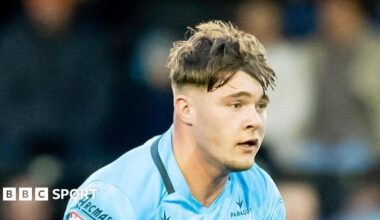 Jack Draper points to the home fans at Queen's
