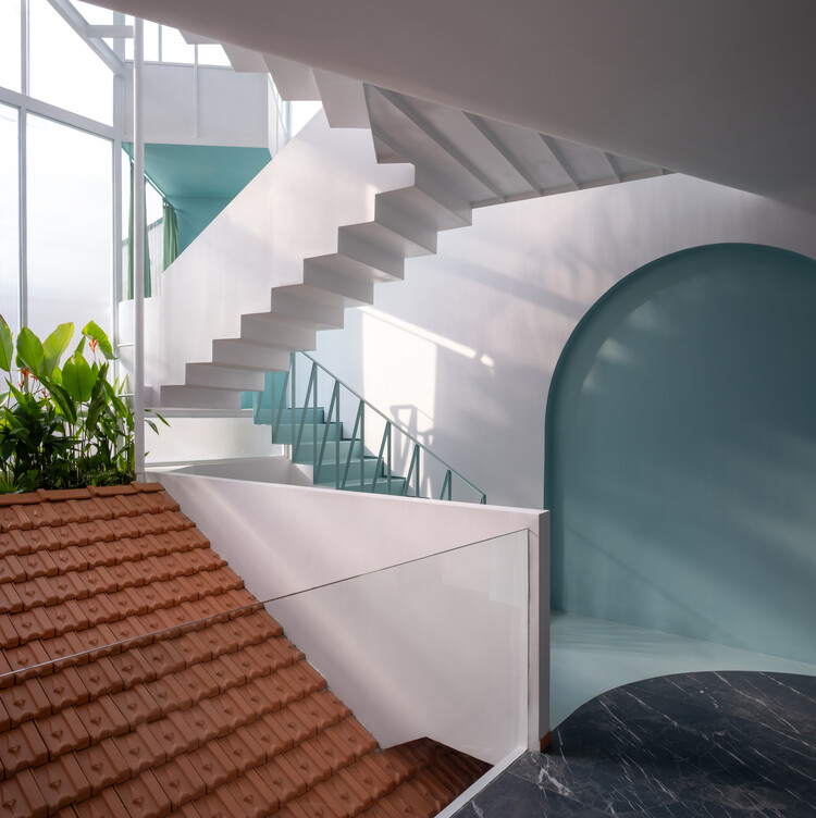 NHÀ QUANH SÂN House / AD+studio - Interior Photography, Stairs, Glass, Handrail