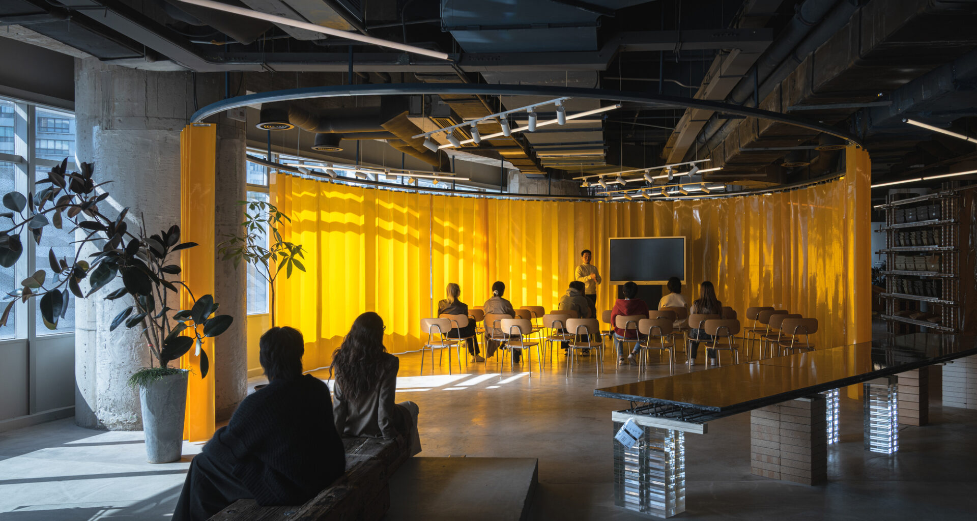 889GLO Art Space / SpActrum