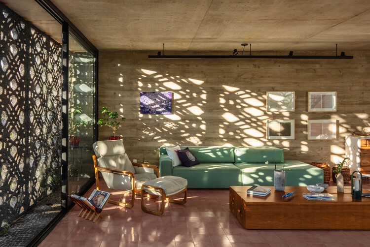 House Renda / Fernanda Neiva + Fernanda Palmieri + Paula Zasnicoff - Interior Photography, Living Room, Chair
