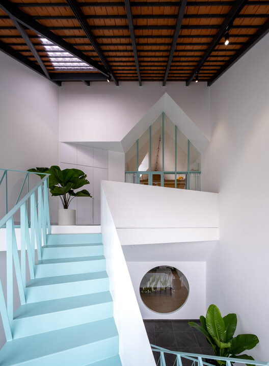 NHÀ QUANH SÂN House / AD+studio - Interior Photography, Stairs, Glass, Handrail