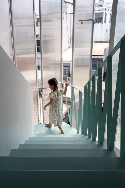 NHÀ QUANH SÂN House / AD+studio - Interior Photography, Stairs, Glass