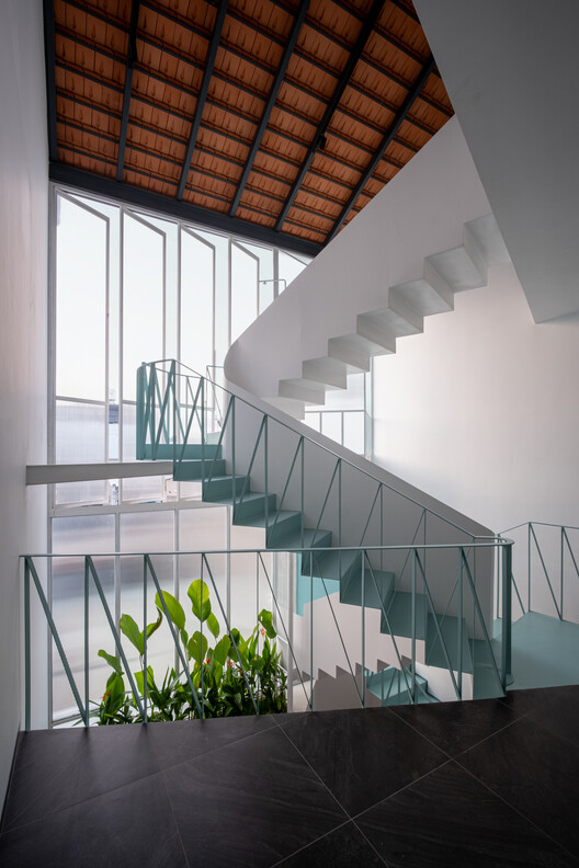 NHÀ QUANH SÂN House / AD+studio - Image 2 of 22