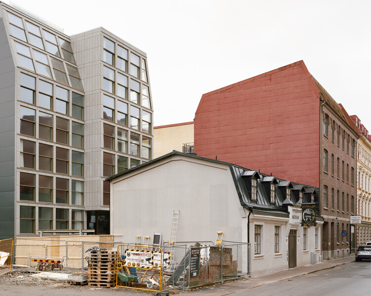 BRF Smedjan Courtyard Building and Gatehouse / Högberg Gillner Arkitektur - Exterior Photography, Windows, Facade, Concrete