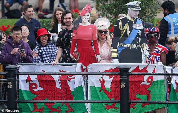 Well-wishers gather along The Mall, ahead of the Trooping the Colour parade to honour Britain's King Charles on his official birthday in London, Britain, June 14, 2025. REUTERS/Toby Melville