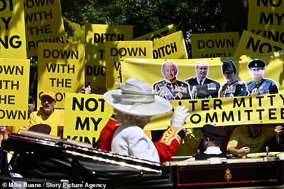 UNITED KINGDOM, London, 14 June 2025  King Charles passes republican demonstrators calling for the abolition of the monarchy in central London on Saturday morning during the annual Trooping Of The Colour celebrating the Kings official birthday.   Although the monarch's birthday falls in November, the ceremony has historically been held earlier in the year to account for more favourable weather.   Credit: Mike Ruane / Story Picture Agency