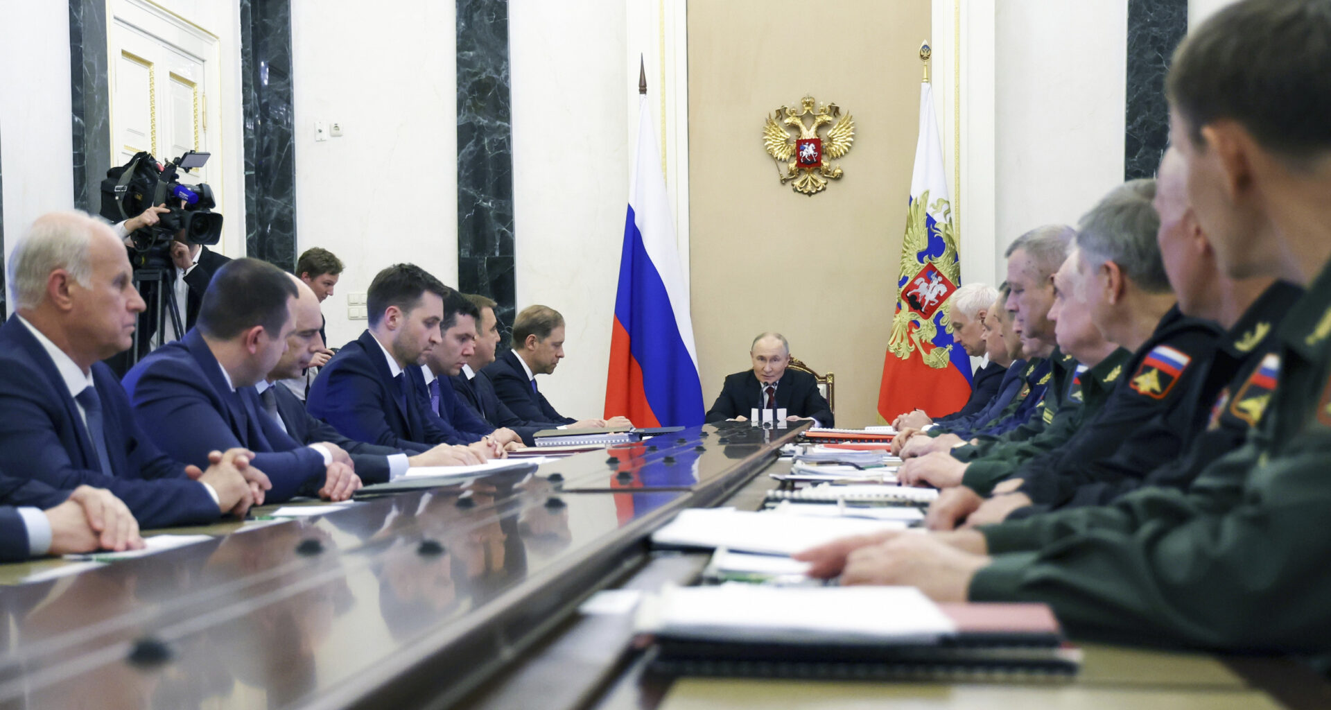 Putin at cabinet meeting