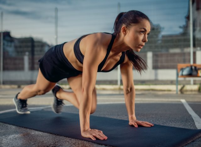 woman doing mountain climbers