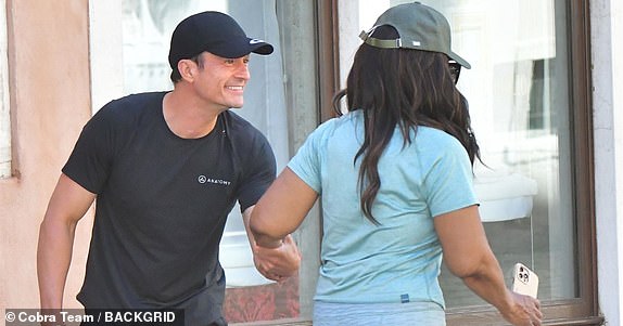 BGUK_3284428 - *EXCLUSIVE* Venice, ITALY   Chat Show Queen Oprah Winfrey spotted with the CBS Mornings host Gayle King take in the steps during their time in Venice, Italy.  The pair were seen in their gym gear doing a few strenoeous stretching exercise routines where they bumped into the British Actor Orlando Bloom who was all smiles greeting the two ladies as the gang are currently in the city to attend the lavish event of Jeff Bezos and Lauren Sanchez's wedding.  Pictured: Gayle King - Orlando Bloom  BACKGRID UK 27 JUNE 2025   BYLINE MUST READ: COBRA TEAM / BACKGRID  UK: +44 208 344 2007 / uksales@backgrid.com  USA: +1 310 798 9111 / usasales@backgrid.com  *Pictures Containing Children Please Pixelate Face Prior To Publication*