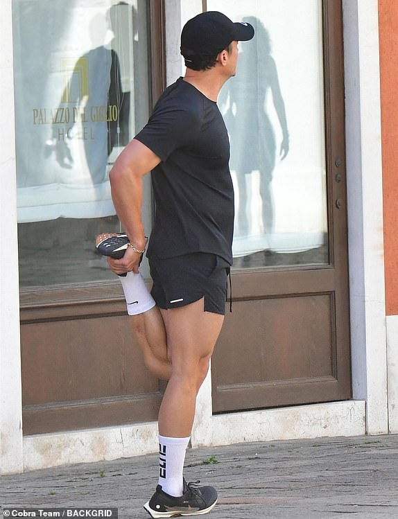 BGUK_3284428 - *EXCLUSIVE* Venice, ITALY   Chat Show Queen Oprah Winfrey spotted with the CBS Mornings host Gayle King take in the steps during their time in Venice, Italy.  The pair were seen in their gym gear doing a few strenoeous stretching exercise routines where they bumped into the British Actor Orlando Bloom who was all smiles greeting the two ladies as the gang are currently in the city to attend the lavish event of Jeff Bezos and Lauren Sanchez's wedding.  Pictured: Orlando Bloom  BACKGRID UK 27 JUNE 2025   BYLINE MUST READ: COBRA TEAM / BACKGRID  UK: +44 208 344 2007 / uksales@backgrid.com  USA: +1 310 798 9111 / usasales@backgrid.com  *Pictures Containing Children Please Pixelate Face Prior To Publication*