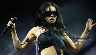 Charli XCX accused of ‘miming’ during ‘embarrassing’ Glastonbury set: ‘She can’t sing!’