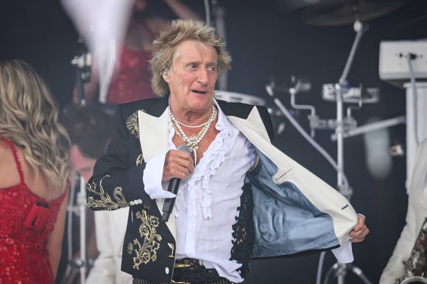 Rod performed for over an hour and a half in sweltering temperatures