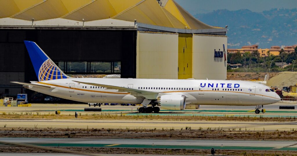 Drunk United Business Class Passenger Leaves Denver to London Flight Before Takeoff