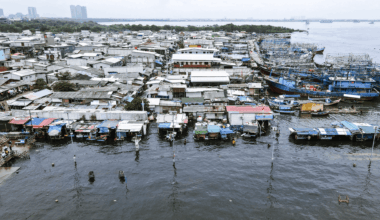 An image showing a sinking coastal area in North Jakarta, Indonesia