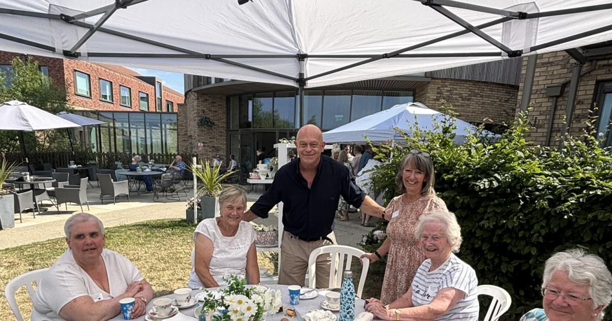 Actor Ross Kemp thanks Thames Hospice volunteers for service