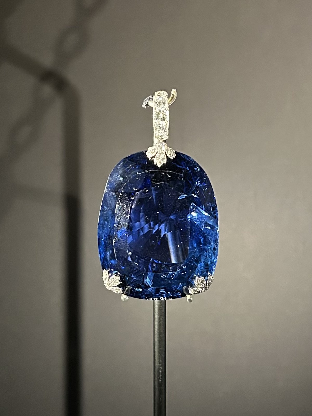 Sapphire and diamond pendant from the collection of Queen Marie of Romania, on display in the Cartier exhibition at the Victoria & Albert Museum in London, April 2025 (Photo © Lauren Kiehna)