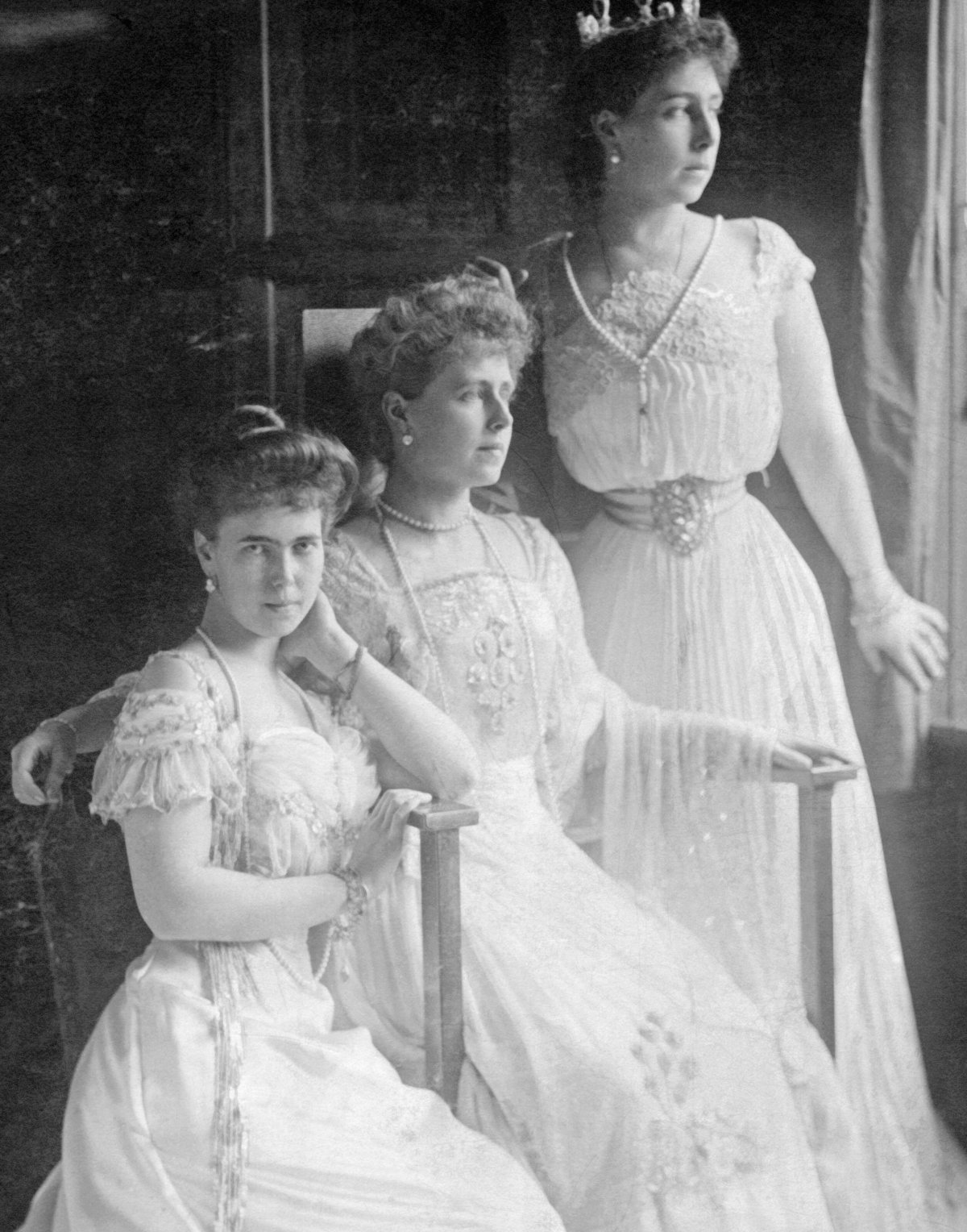 Princess Beatrice, Crown Princess Marie, and Princess Victoria Melita, photographed ca. 1906 by Eduard Uhlenhuth (Süddeutsche Zeitung Photo/Alamy)